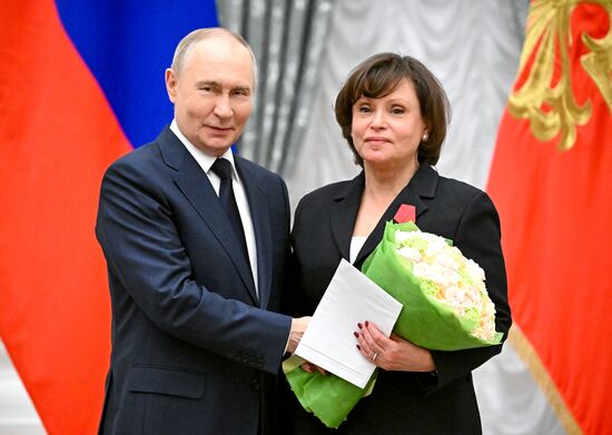 Президент Владимир Путин вручил государственные награды