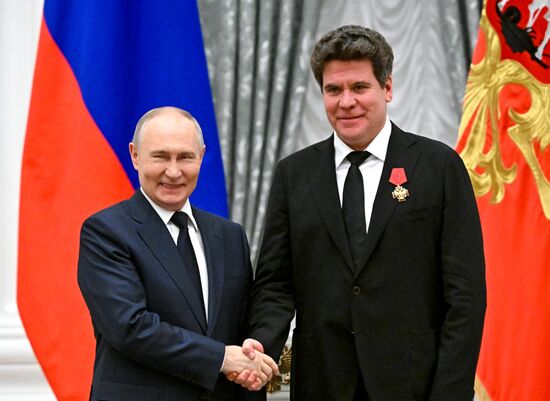 Президент Владимир Путин вручил государственные награды