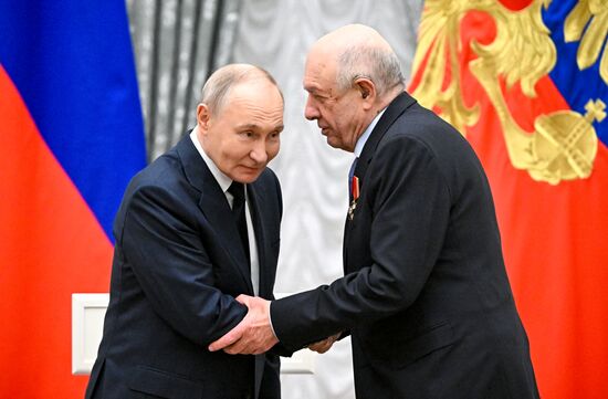 Президент Владимир Путин вручил государственные награды
