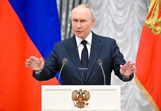 Президент Владимир Путин вручил государственные награды