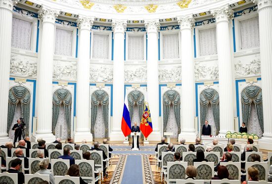 Президент Владимир Путин вручил государственные награды