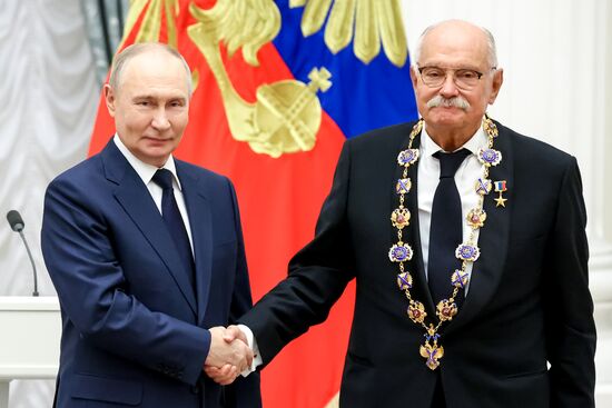 Президент Владимир Путин вручил государственные награды