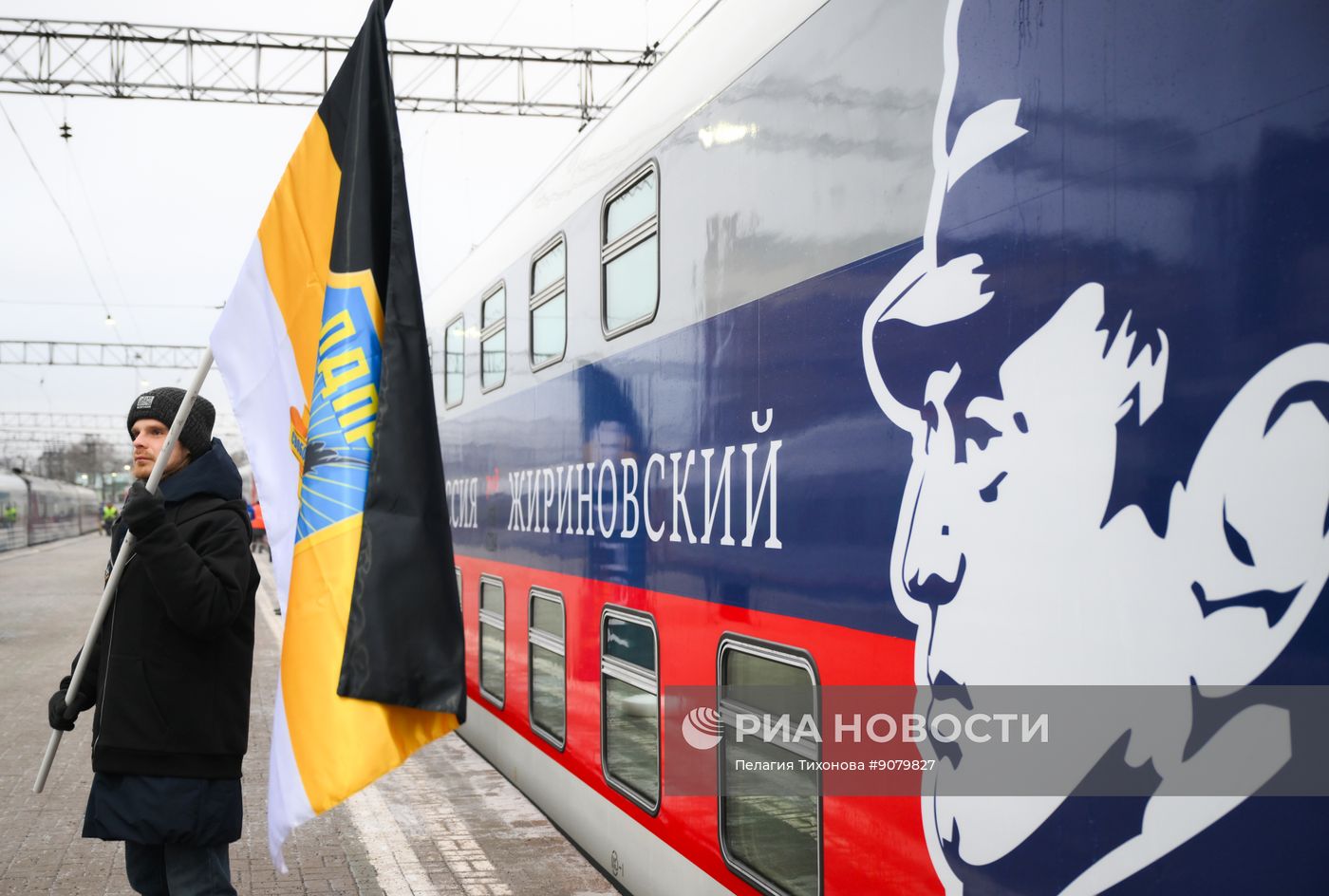 Запуск тематического поезда с вагоном "Россия. Жириновский" в Москве