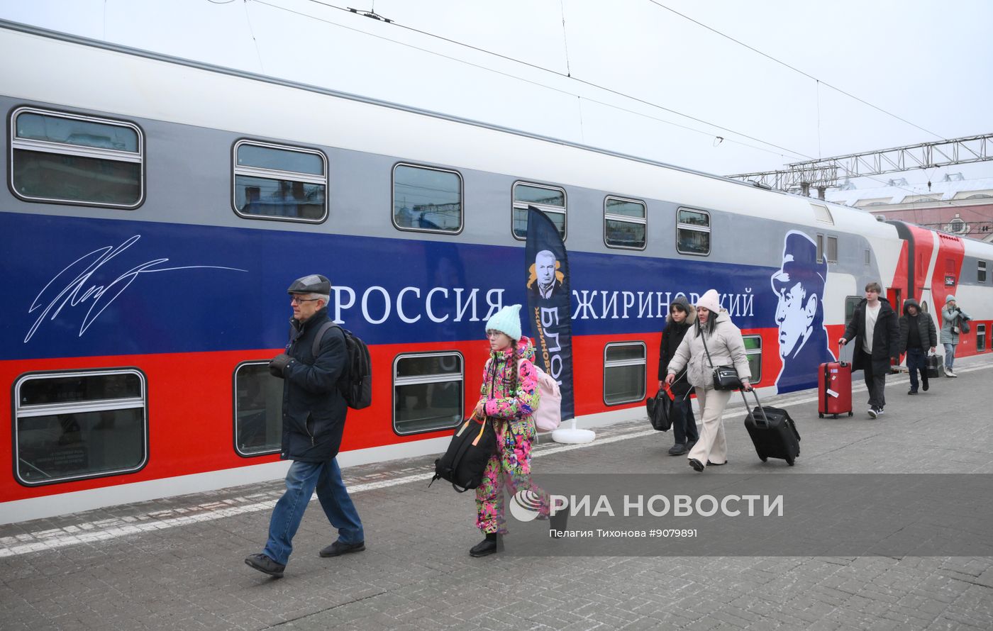 Запуск тематического поезда с вагоном "Россия. Жириновский" в Москве