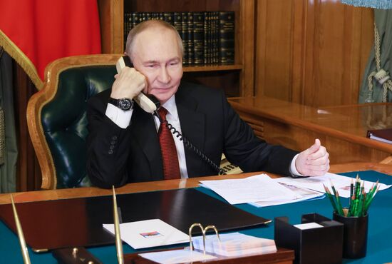 Президент Владимир Путин поговорил по телефону со школьницей Варварой Смахтиной