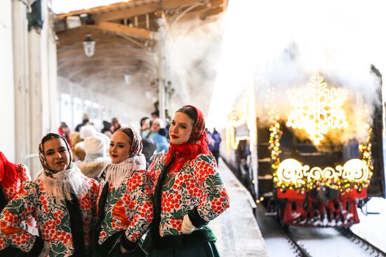 Поезд Деда Мороза прибыл в Санкт-Петербург