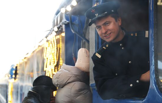 Поезд Деда Мороза прибыл в Санкт-Петербург