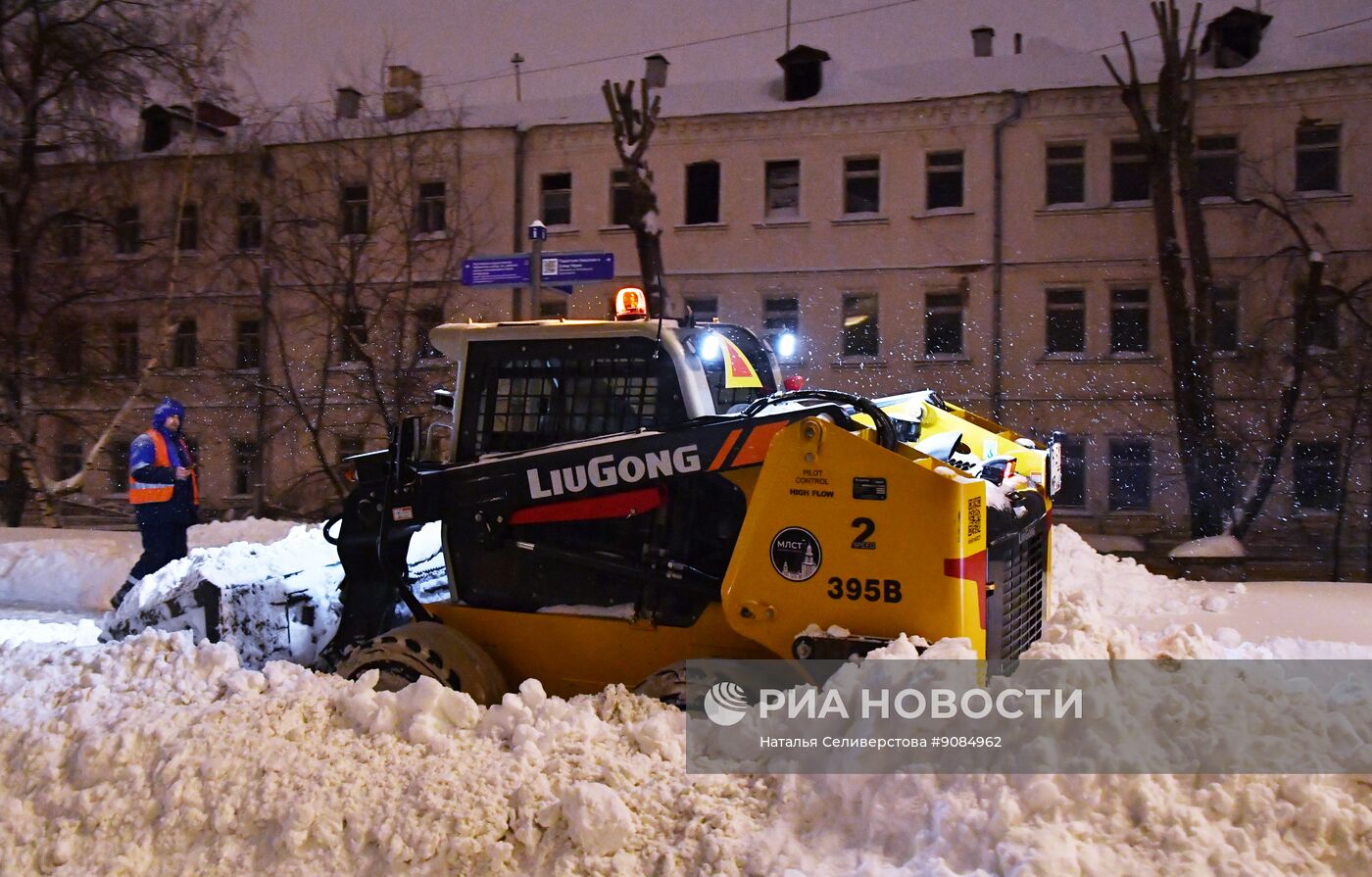 Снег в Москве 