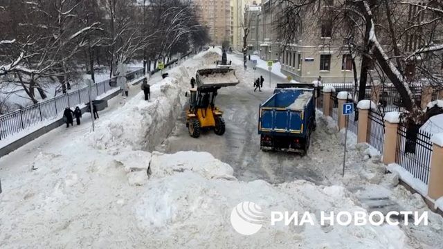 Уборка снега на Миусской улице в Москве