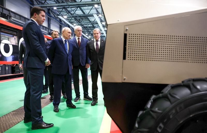 Президент Владимир Путин посетил электродепо "Аминьевское"