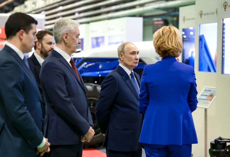 Президент Владимир Путин посетил электродепо "Аминьевское"