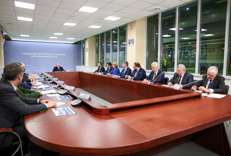 Президент Владимир Путин посетил электродепо "Аминьевское"