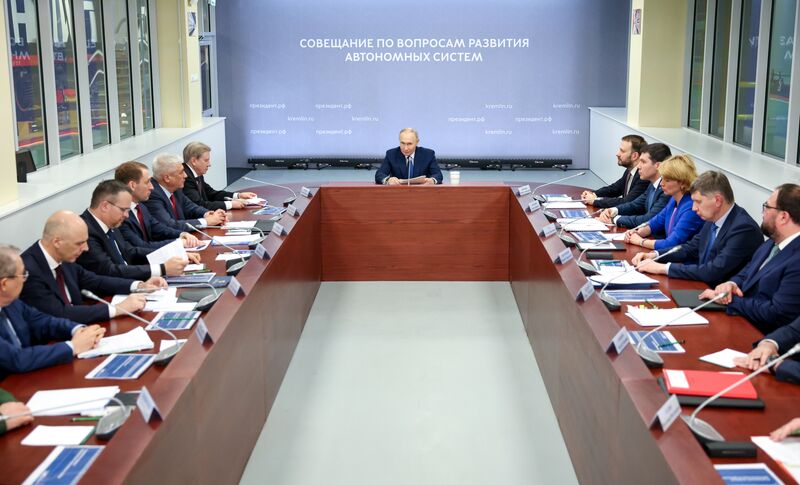 Президент Владимир Путин посетил электродепо "Аминьевское"