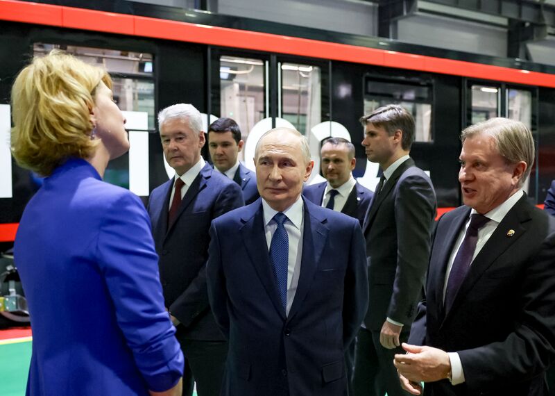 Президент Владимир Путин посетил электродепо "Аминьевское"