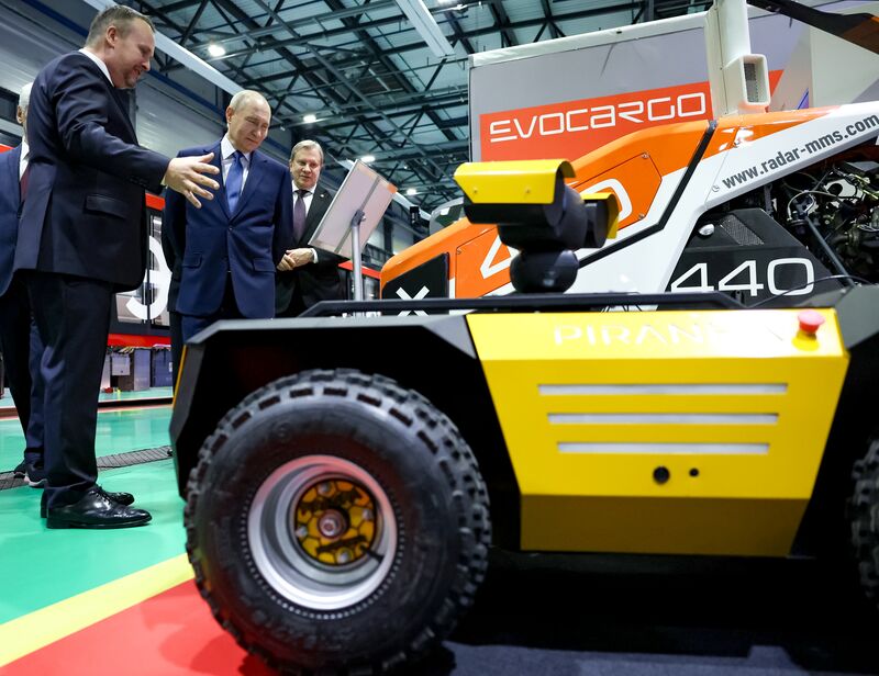 Президент Владимир Путин посетил электродепо "Аминьевское"