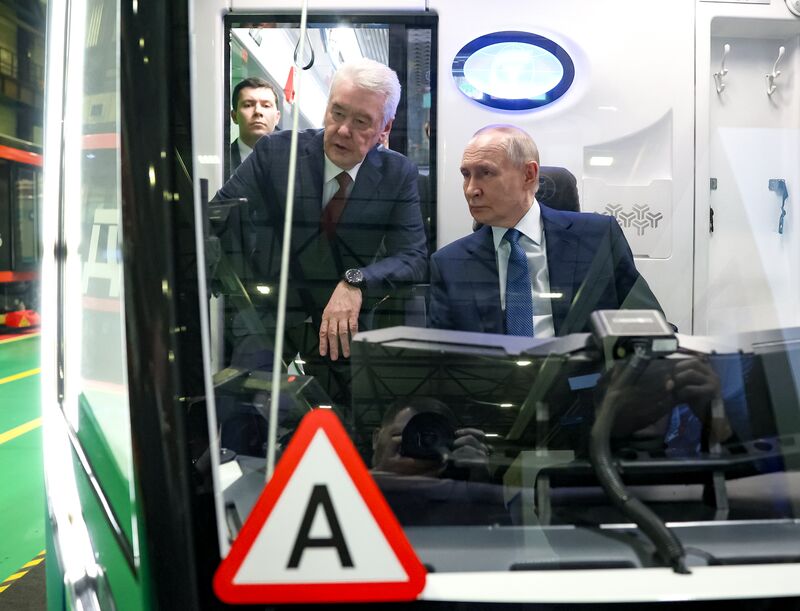 Президент Владимир Путин посетил электродепо "Аминьевское"