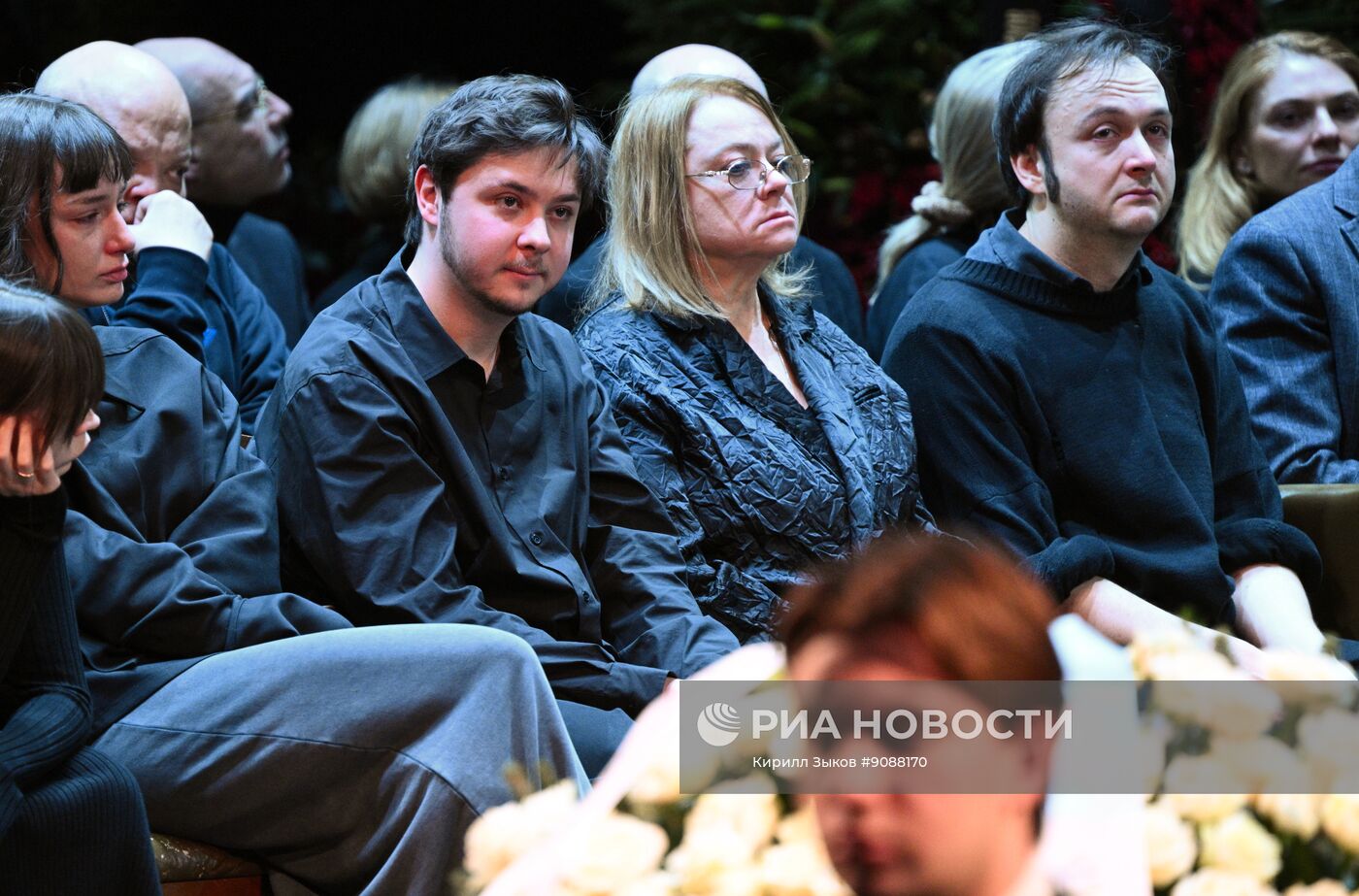 Прощание с ректором Школы-студии МХАТ Игорем Золотовицким