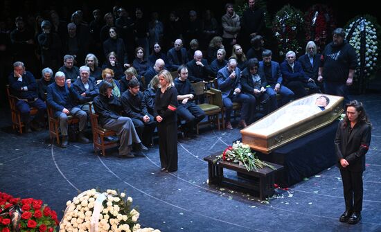 Прощание с ректором Школы-студии МХАТ Игорем Золотовицким