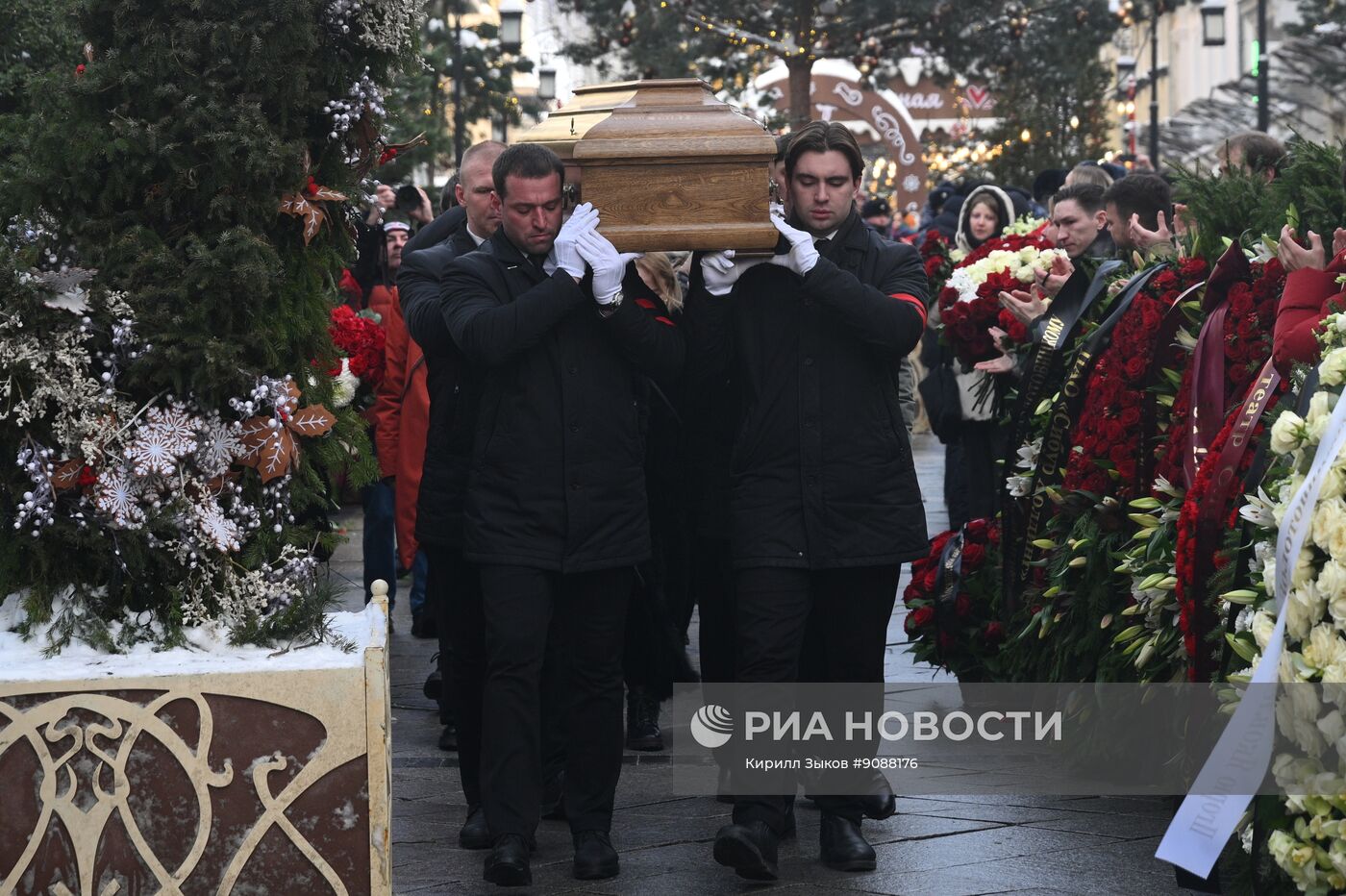 Прощание с ректором Школы-студии МХАТ Игорем Золотовицким