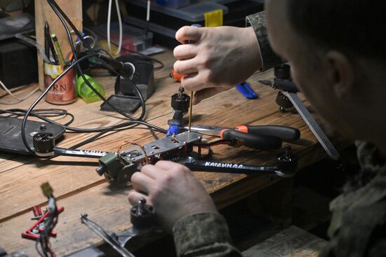 Лаборатория по сборке БПЛА группировки войск "Запад"