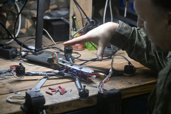 Лаборатория по сборке БПЛА группировки войск "Запад"