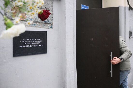 Мемориальную табличку журналистке Анне Политковской в Москве сбили дважды за сутки