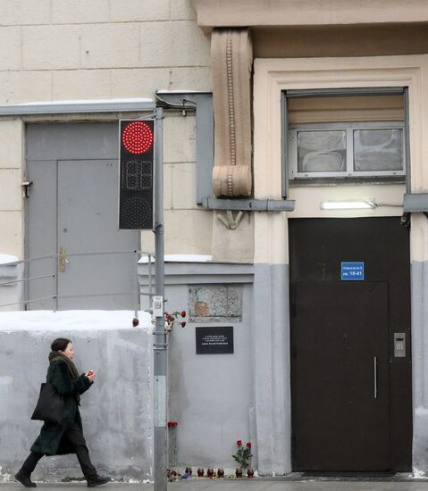 Мемориальную табличку журналистке Анне Политковской в Москве сбили дважды за сутки