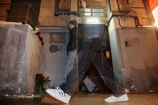 Мемориальную табличку журналистке Анне Политковской в Москве сбили дважды за сутки