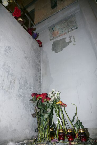 Мемориальную табличку журналистке Анне Политковской в Москве сбили дважды за сутки