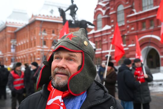 Возложение цветов к Мавзолею Ленина на Красной площади 