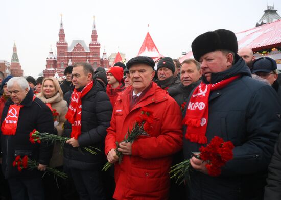 Возложение цветов к Мавзолею Ленина на Красной площади 