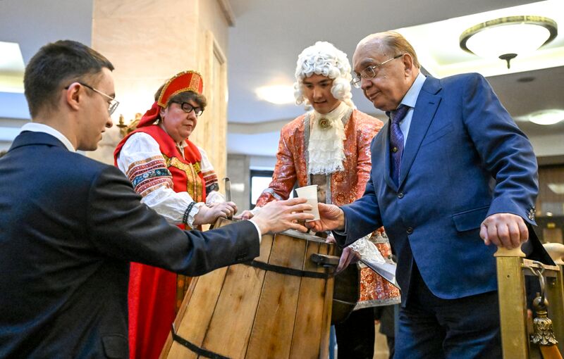 Традиционный розлив медовухи в МГУ им. М.В. Ломоносова накануне Дня российского студенчества