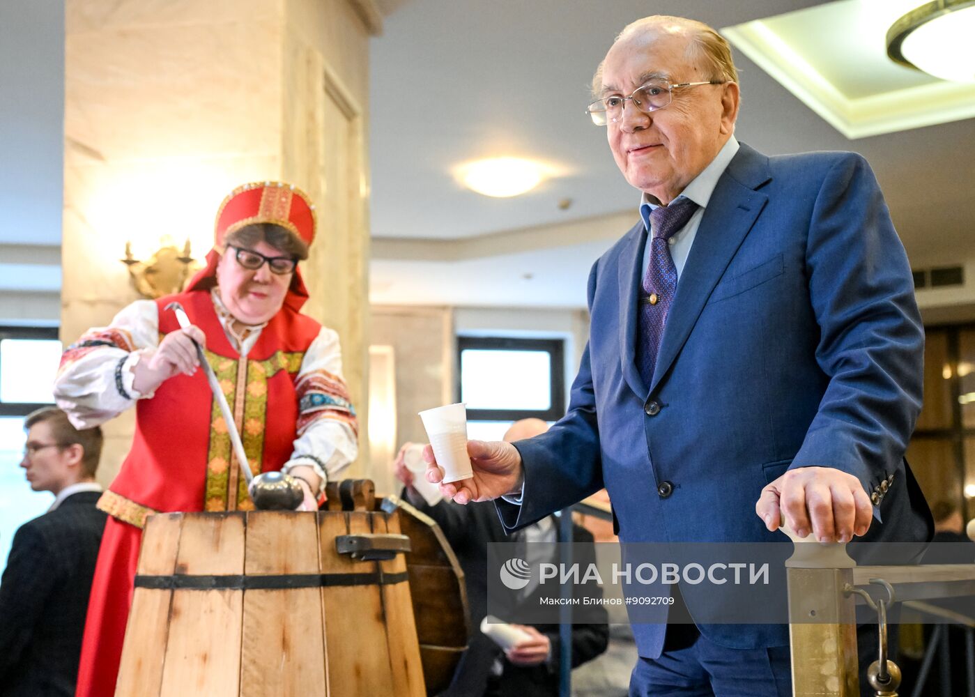 Традиционный розлив медовухи в МГУ им. М.В. Ломоносова накануне Дня российского студенчества