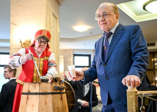 Традиционный розлив медовухи в МГУ им. М.В. Ломоносова накануне Дня российского студенчества