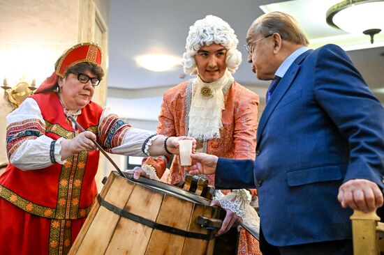 Традиционный розлив медовухи в МГУ им. М.В. Ломоносова накануне Дня российского студенчества