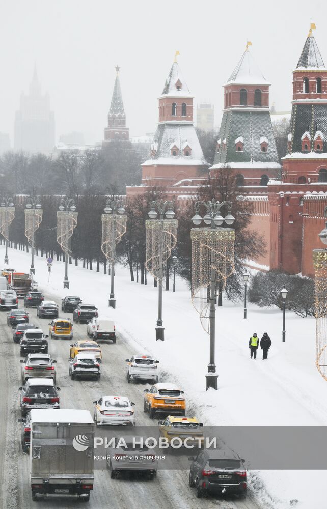 Снег в Москве 