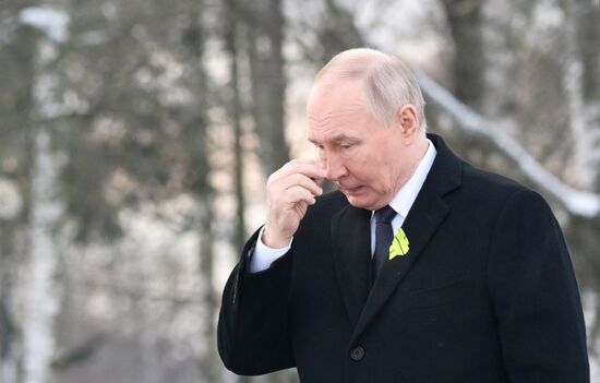 Президент Владимир Путин принял участие в мероприятиях в честь 82-й годовщины освобождения Ленинграда от фашистской блокады