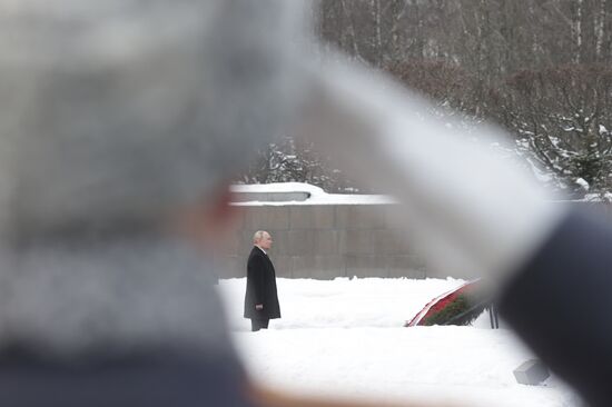 Президент Владимир Путин принял участие в мероприятиях в честь 82-й годовщины освобождения Ленинграда от фашистской блокады
