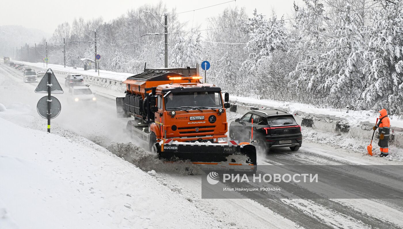 Уборка федеральной дороги от снега в Красноярском крае