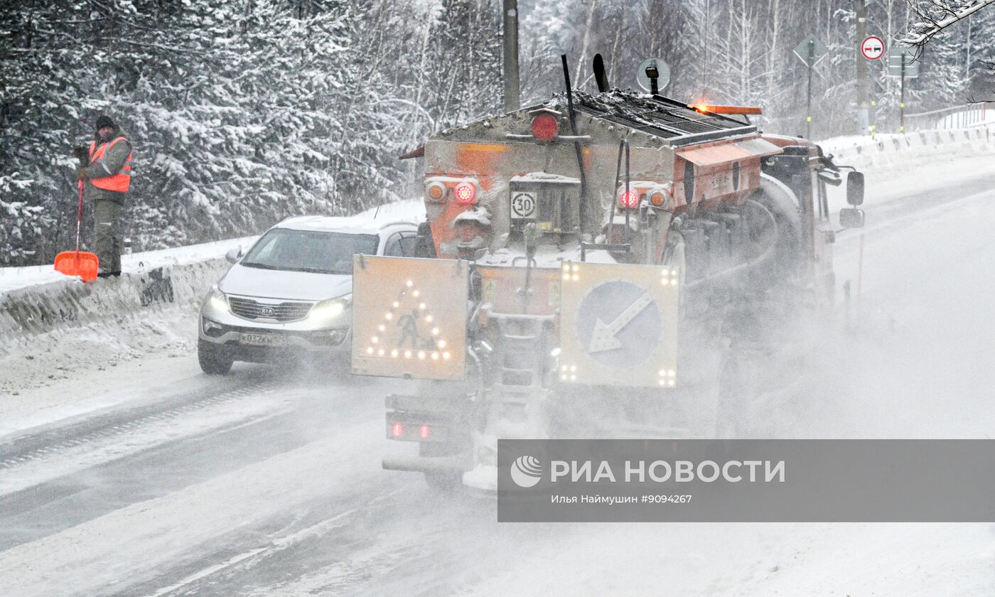 Уборка федеральной дороги от снега в Красноярском крае