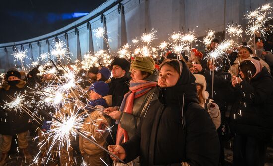 Акция "Искра надежды" у Музея Победы в Москве