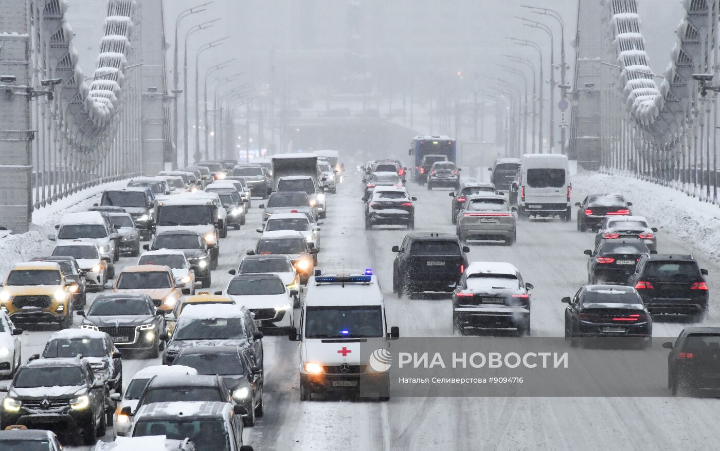 Снег в Москве 