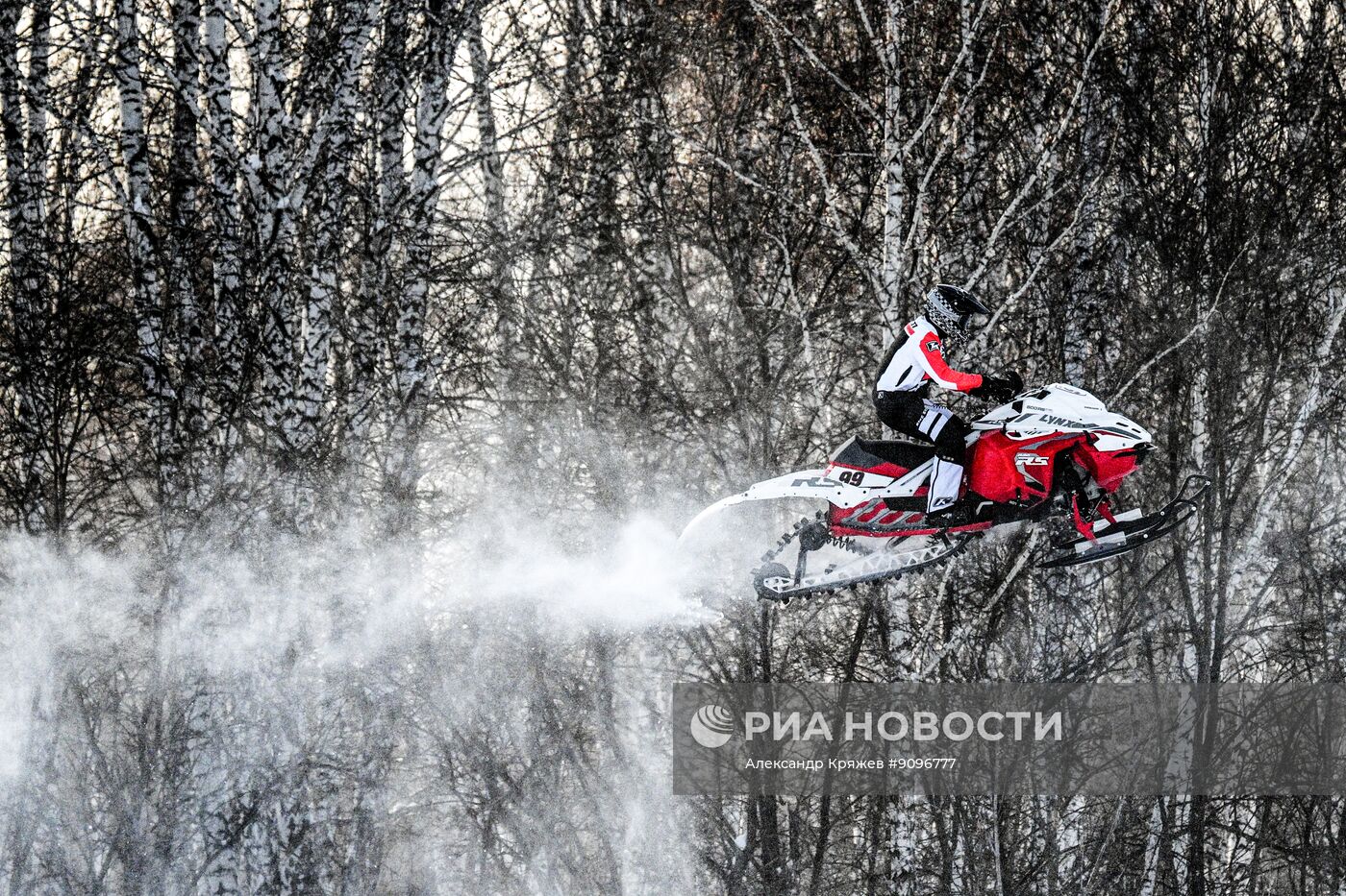 Соревнования по кроссу на снегоходах в Новосибирске