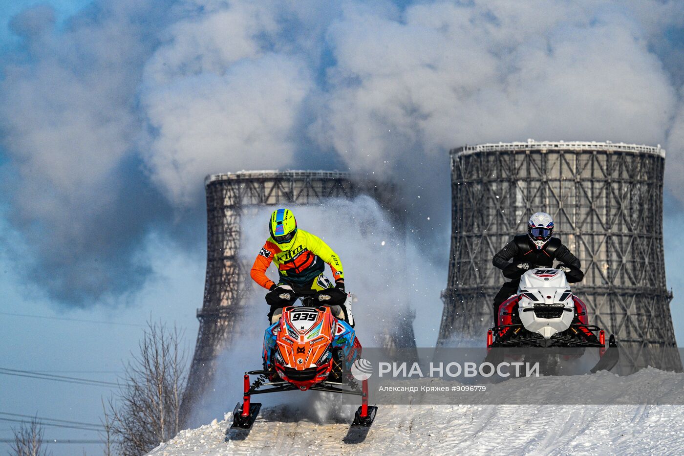 Соревнования по кроссу на снегоходах в Новосибирске