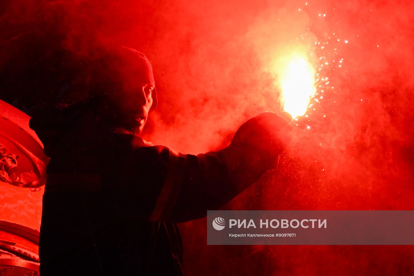 Тренировка космонавтов на случай аварийной посадки в зимнем лесу