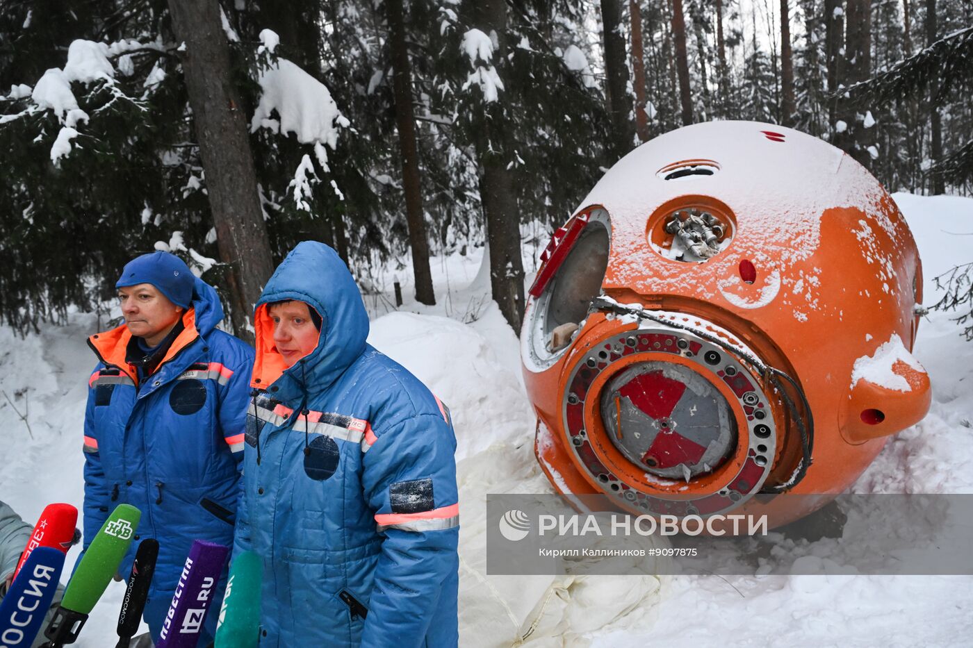 Тренировка космонавтов на случай аварийной посадки в зимнем лесу