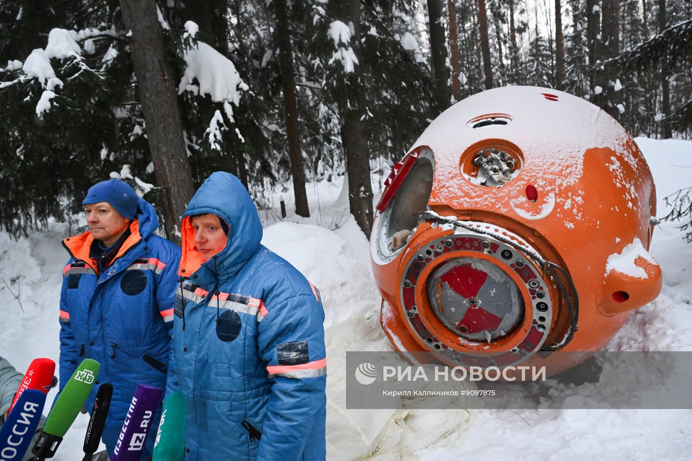 Тренировка космонавтов на случай аварийной посадки в зимнем лесу