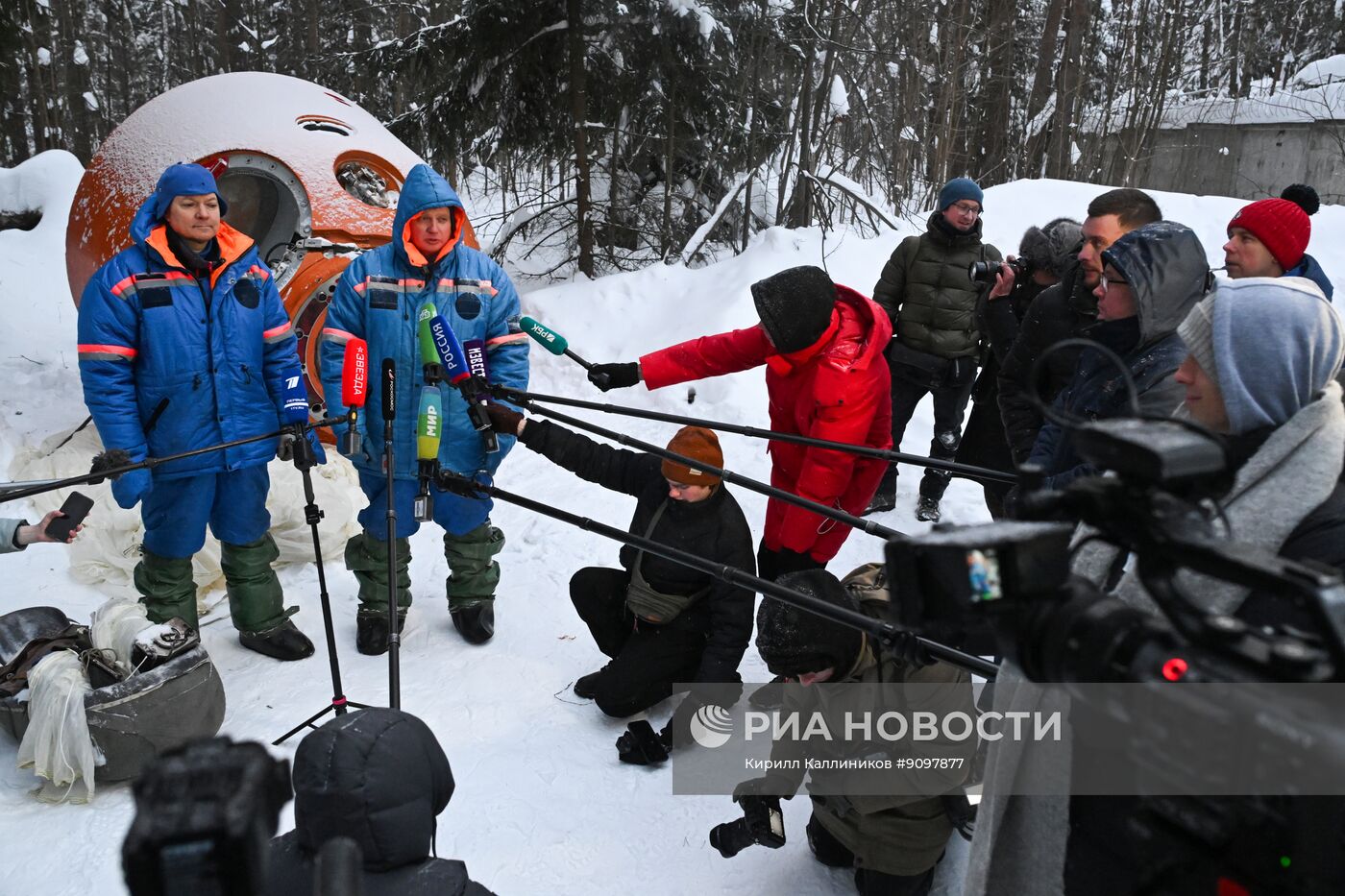 Тренировка космонавтов на случай аварийной посадки в зимнем лесу