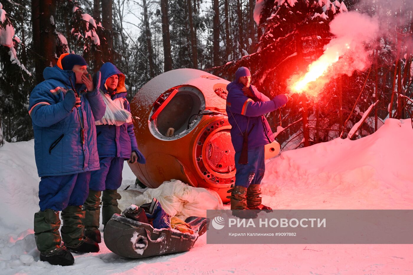 Тренировка космонавтов на случай аварийной посадки в зимнем лесу