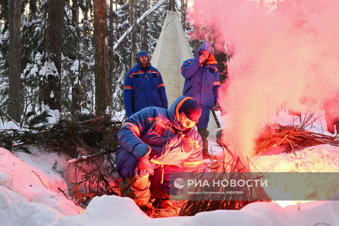 Тренировка космонавтов на случай аварийной посадки в зимнем лесу